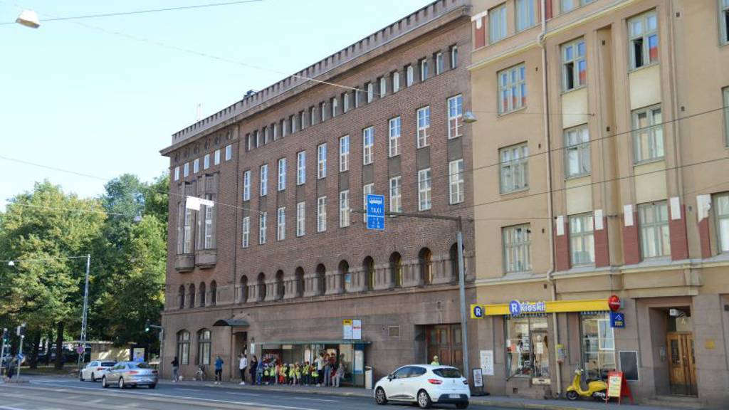 Julkisivu Runeberginkadun puolella. Oksasenkatu 10