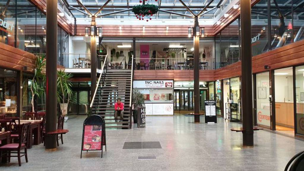 alakerran sisäänkäyntialue ja liiketilat Mikonkatu 8