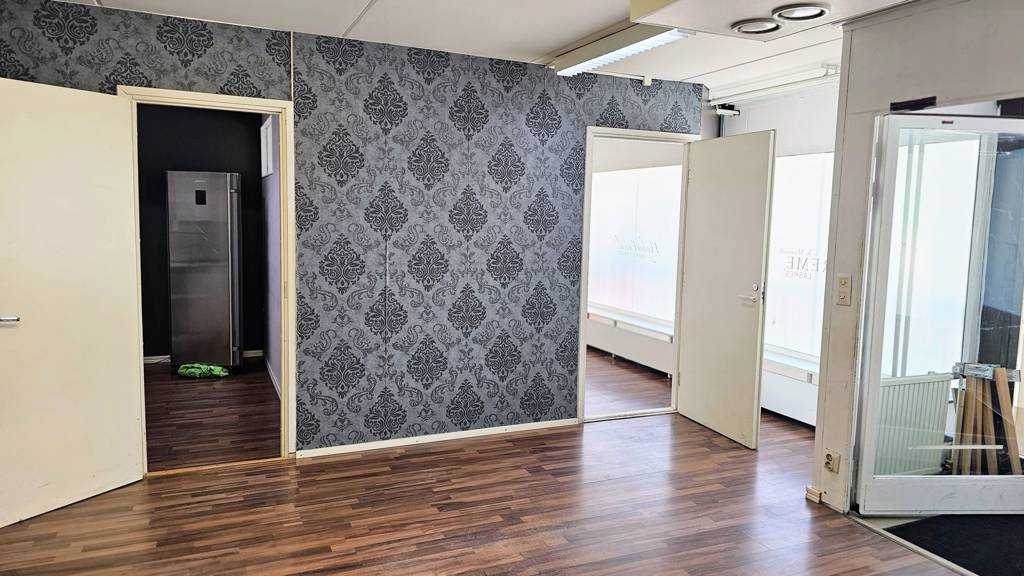 Sisäänkäynti, huone 1. ja käynti muihin tiloihin Itätuulenkuja 1