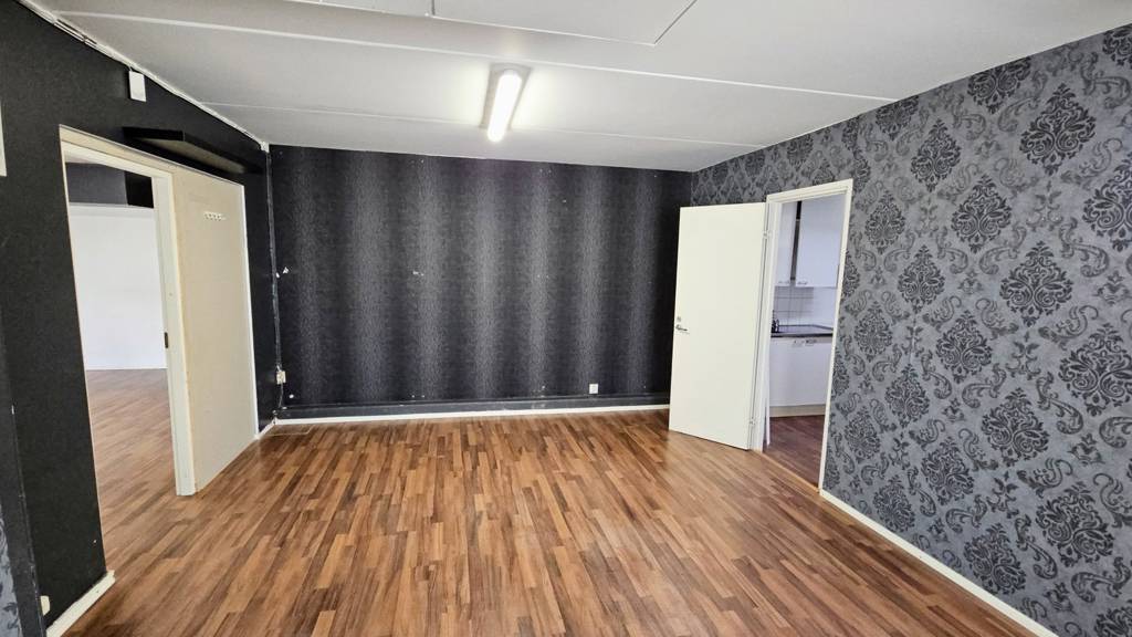 Huone 1. ja käynti keittokomeroon Itätuulenkuja 1