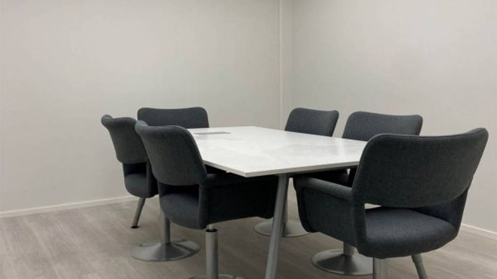 Neuvotteluhuone Malminkartanonkuja 4