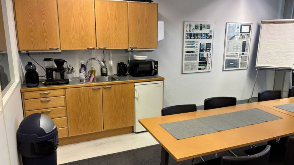 Toimisto 2. krs Holkkitie 14