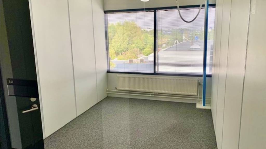 Robert Huberin tie 3b