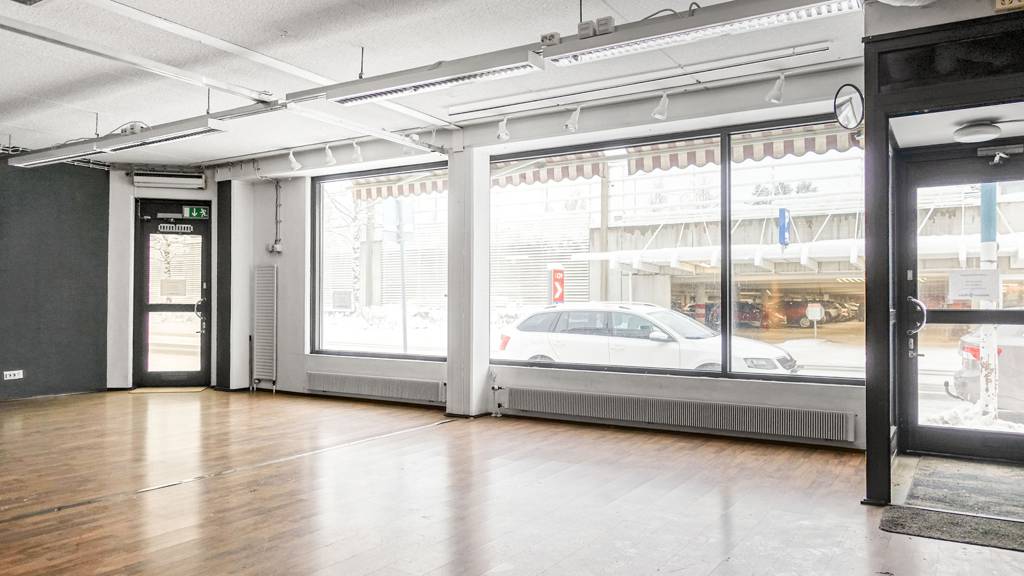 Suuret näyteikkunat Kauppakadun suuntaan Kauppakatu 1