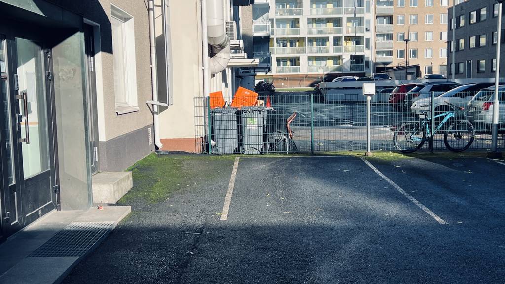 Autopaikka sisäpihalla. Ei kuvassa oleva autopaikka. Kuninkaankatu 17