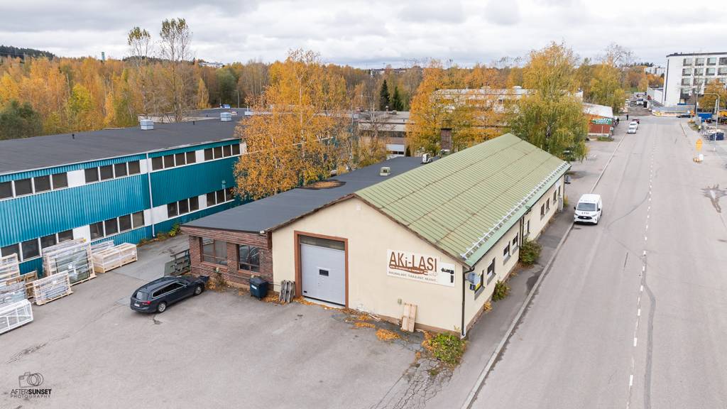 Varastotilaan vievä nosto-ovi Vihiojantie 6