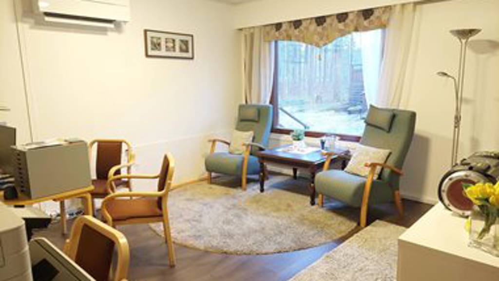 erillisen kaksion olohuonetta Oikopolku 25