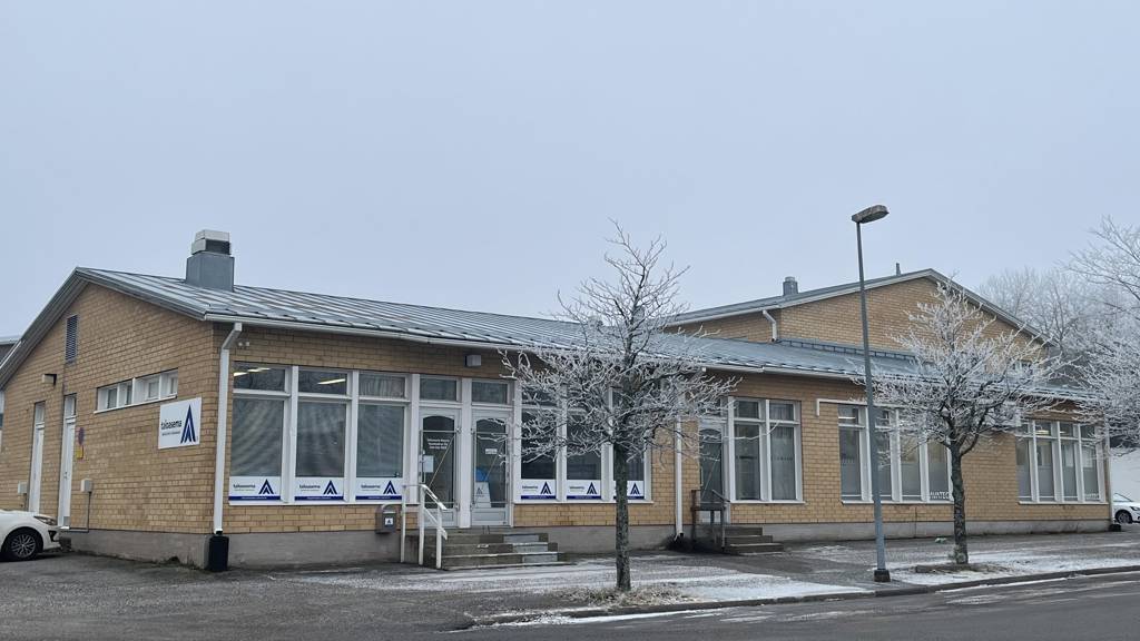 liiketalon julkisivua Papinhaankatu 3