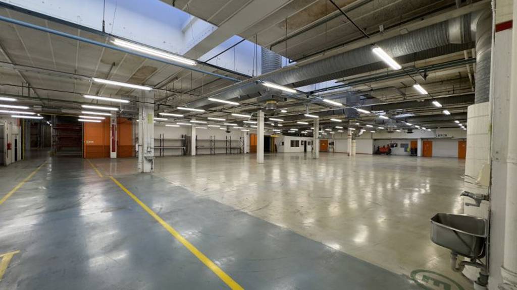 Sisäkuvaa hallista Putkitehtaantie 4