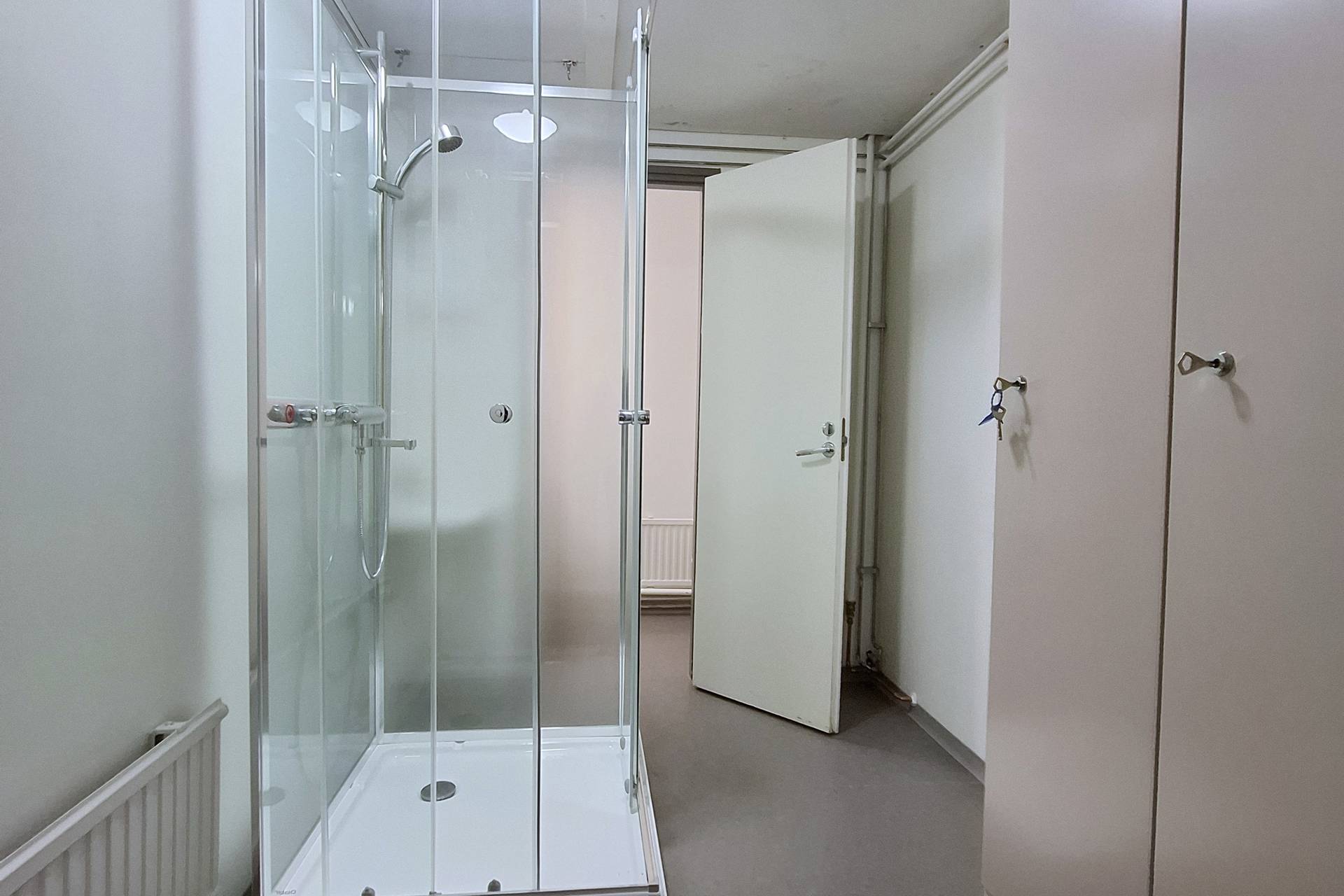 Pukuhuone/suihkutila/ perällä wc2 Kempeleentie 7 A