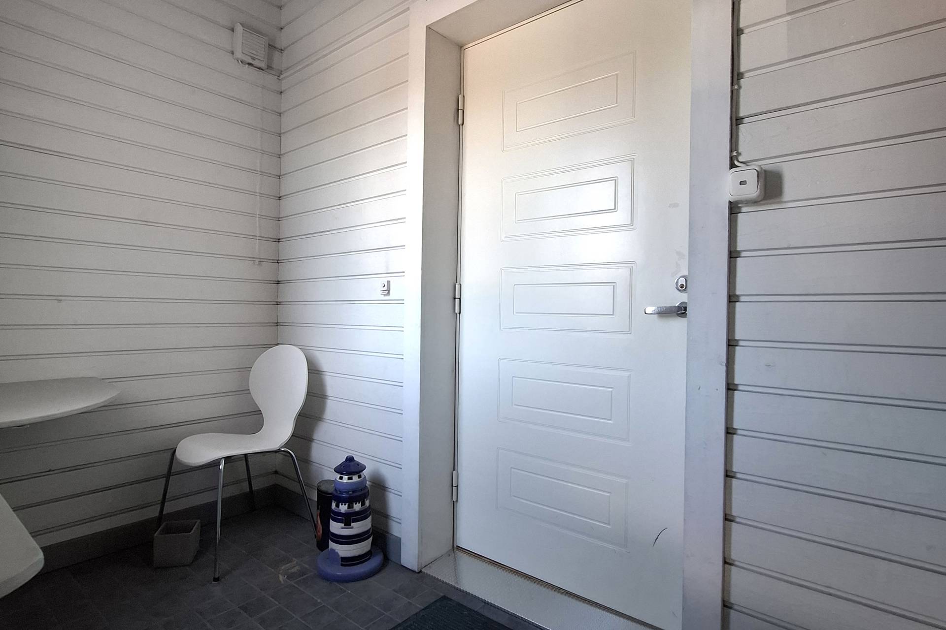 Asunnon ulko-ovi portaikon yläpäässä Myyntimiehenkuja 1