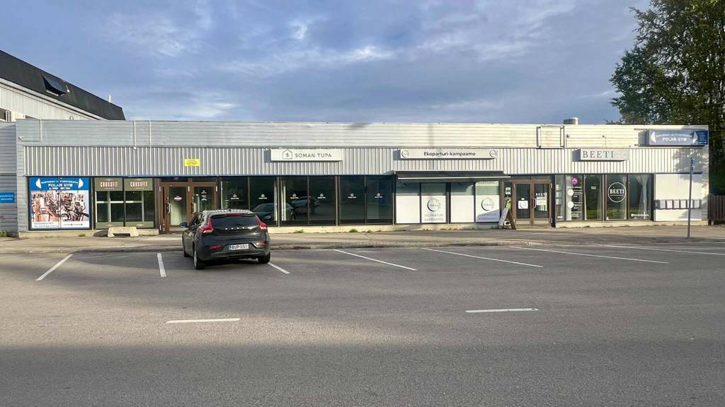 Myytävät huoneistot sekä katutasossa että kellarikerroksessa Jäämerentie 7