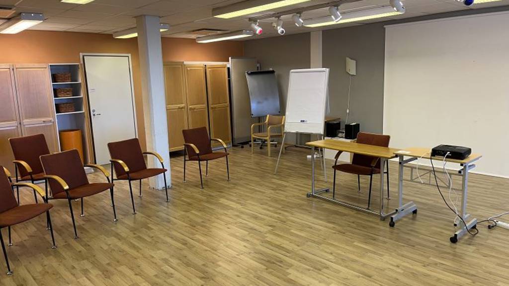 Iso huone, soveltuu esimerkiksi koulutukseen Yliopistonkatu 60