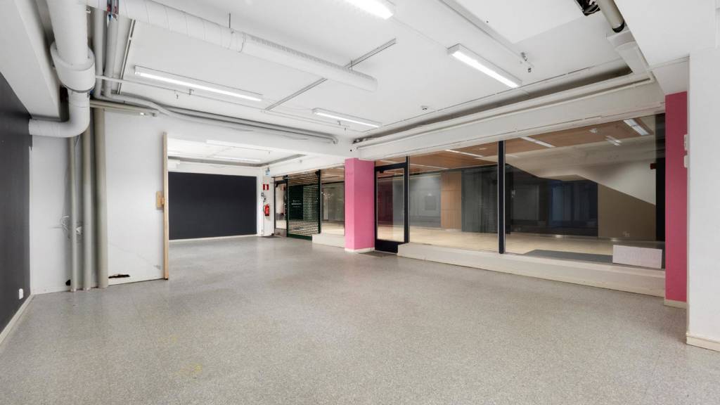 Näkymät isomyyhyn sekä sisäänkäyntii Kauppakatu 26