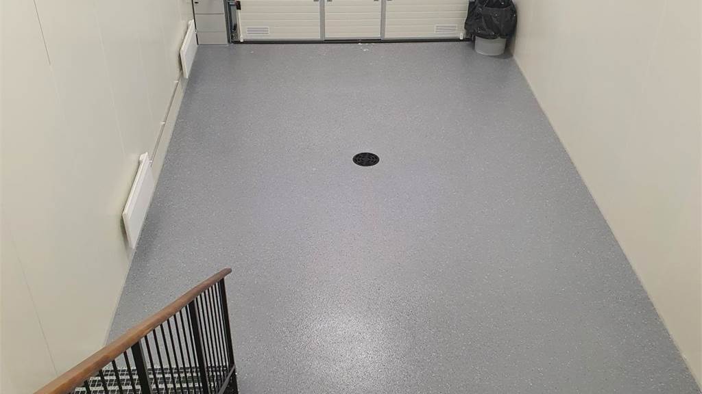 Näkymä parvelta alas hallitilaan ja nosto-ovelle Vanha Porvoontie 256