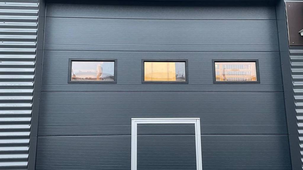 Sähköinen nosto-ovi ulkoa Rounionkatu 113