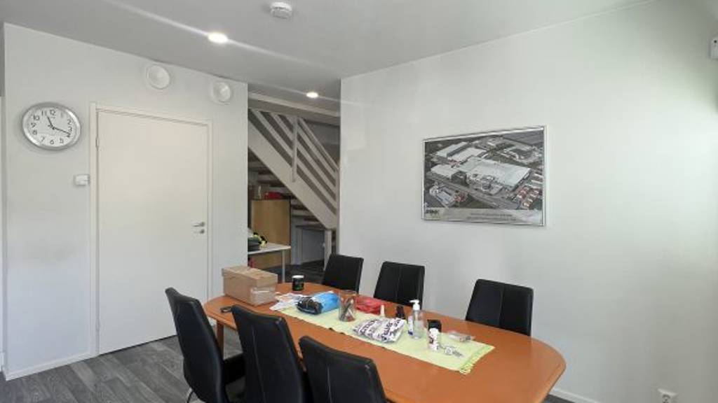 Sisääntuloaula toimistotilaan Louhimontie 2-4