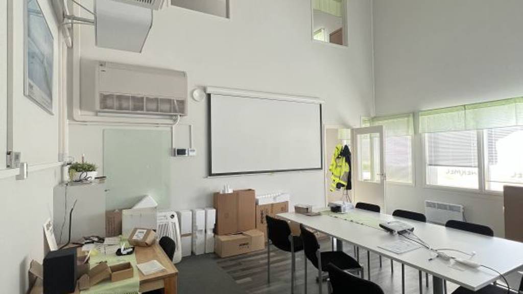 Tilava neuvotteluhuone Louhimontie 2-4