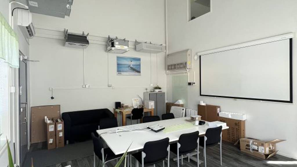 Tilava neuvotteluhuone Louhimontie 2-4