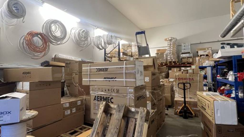 Hallitila isolla nosto-ovella ja erillisellä käyntiovella Louhimontie 2-4