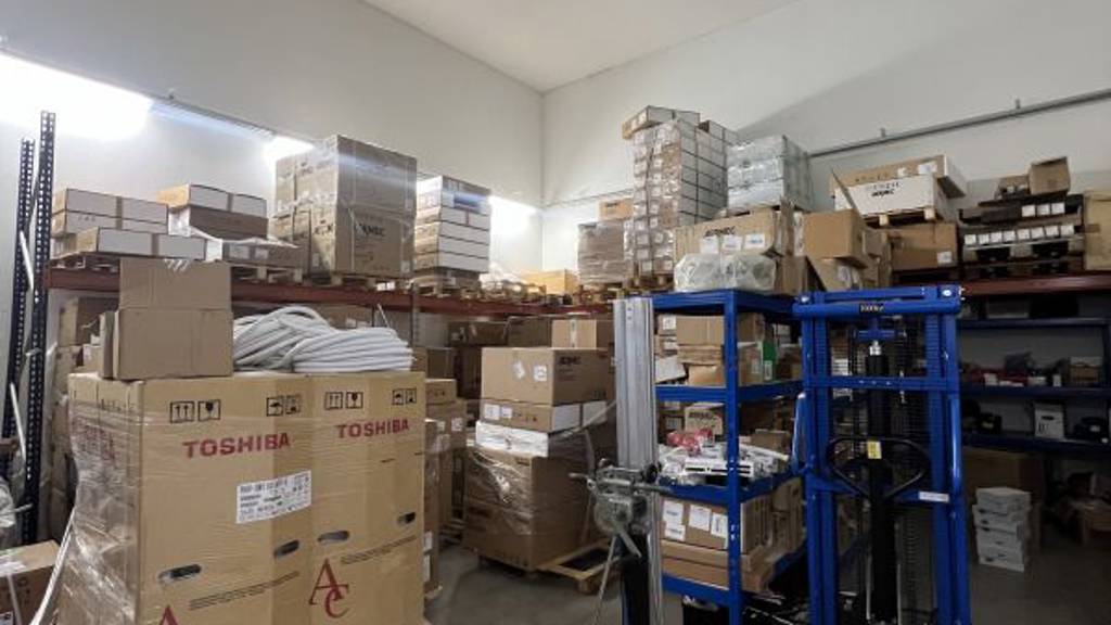 Hallitila isolla nosto-ovella ja erillisellä käyntiovella Louhimontie 2-4