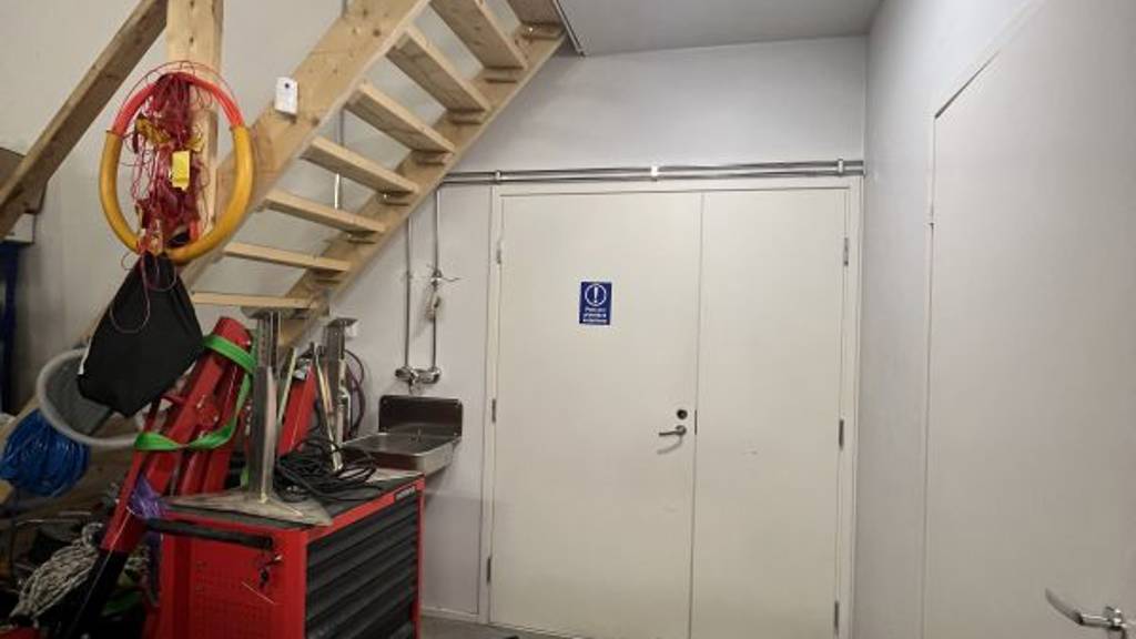 Hallista käynti toimistoon Louhimontie 2-4