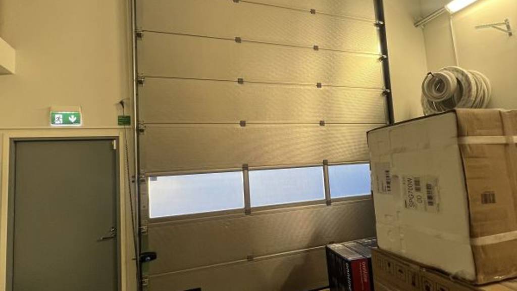 Hallitila isolla nosto-ovella ja erillisellä käyntiovella Louhimontie 2-4