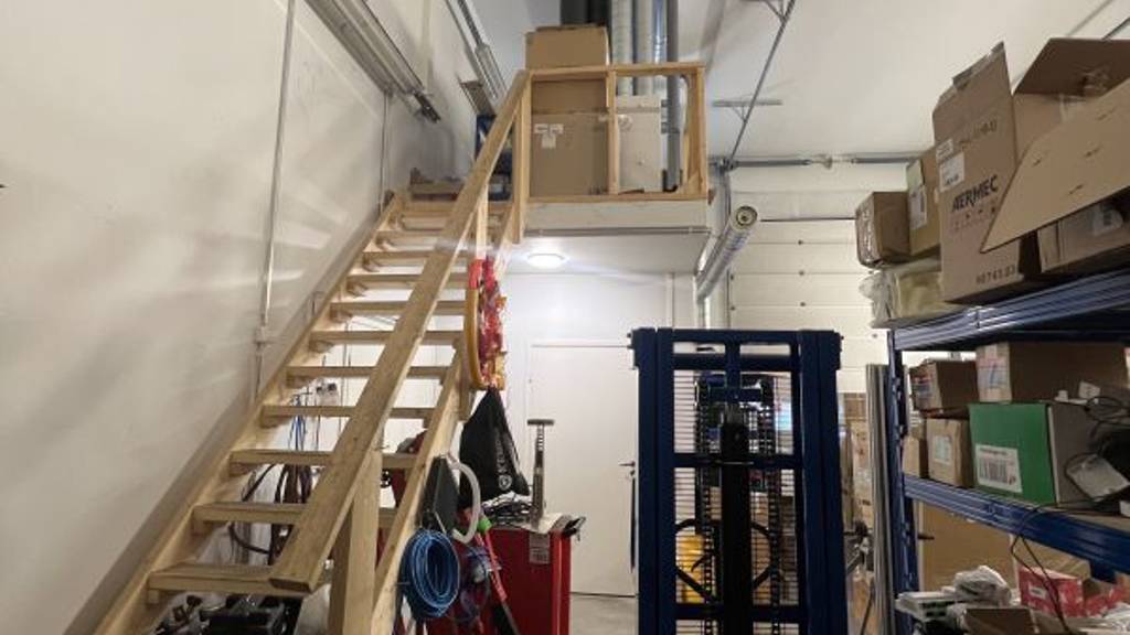 Hallissa varastoparvi Louhimontie 2-4