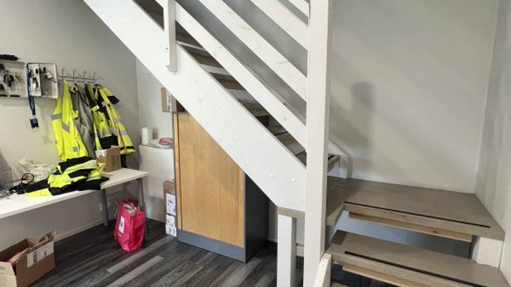 Käynti yläkerran toimistoihin Louhimontie 2-4