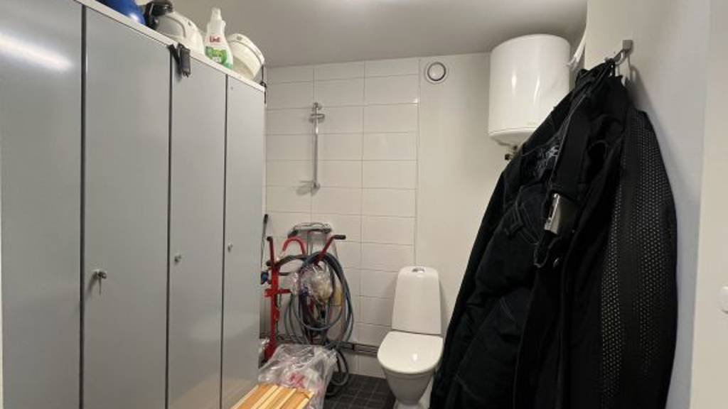 Hallissa pukukaapit sekä wc-ja suihkutila Louhimontie 2-4