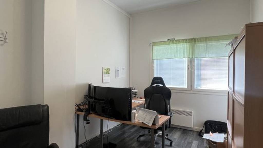 Yläkerran toimistohuone Louhimontie 2-4