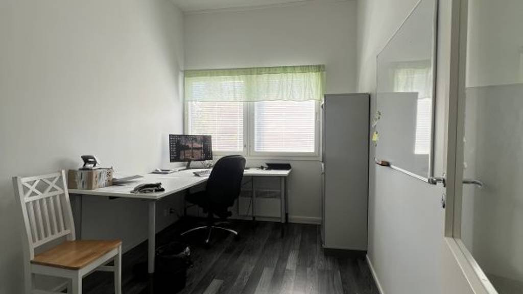 Yläkerran toimistohuone Louhimontie 2-4
