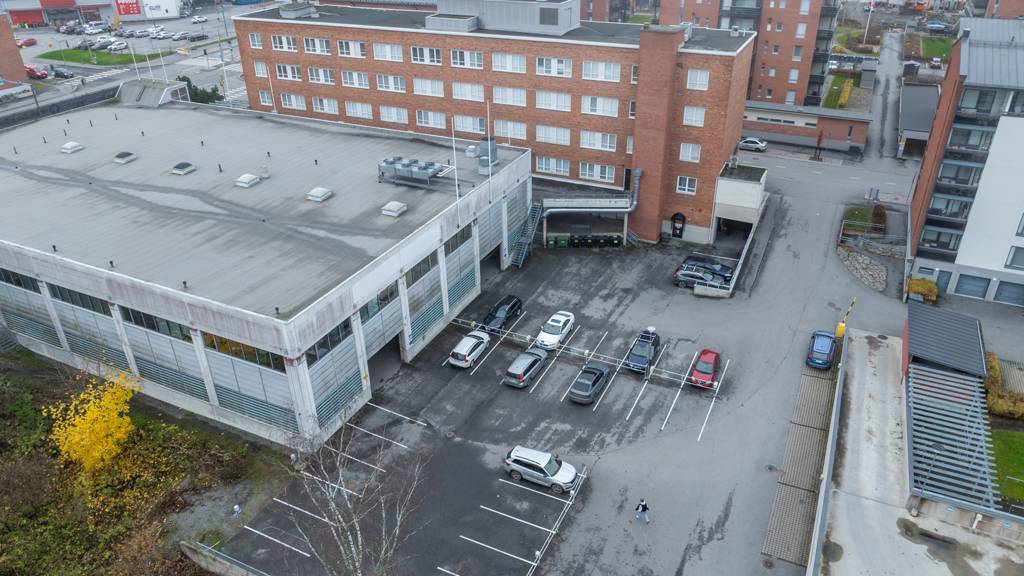 Parkkipaikkoja sekä hallitilassa että pihapaikkoja Myllykatu 15