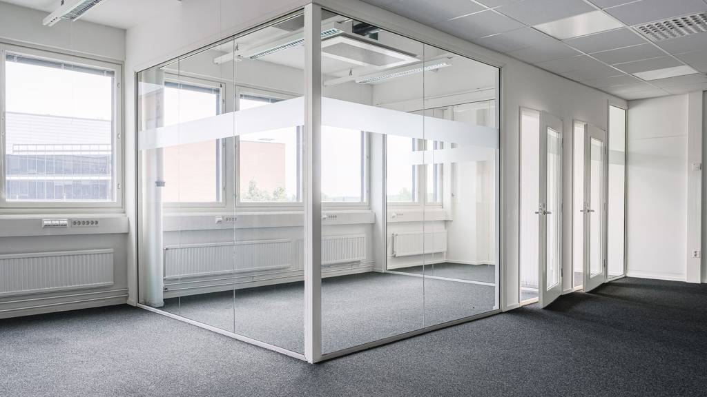 toimistotilaa lasiseinin Naulakatu 3