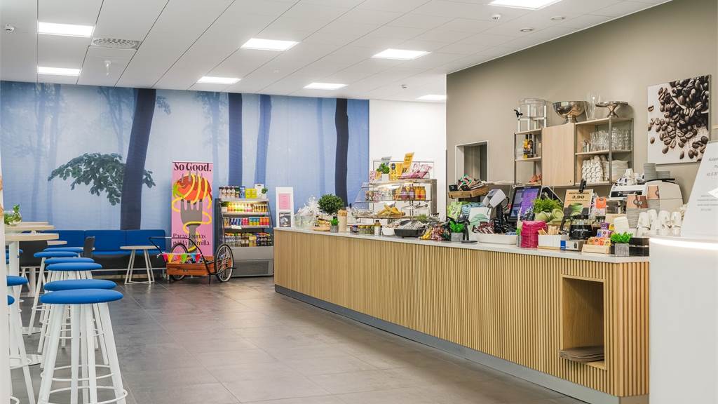 Ravintolan lisäksi kahvila ja kauppa Naulakatu 3