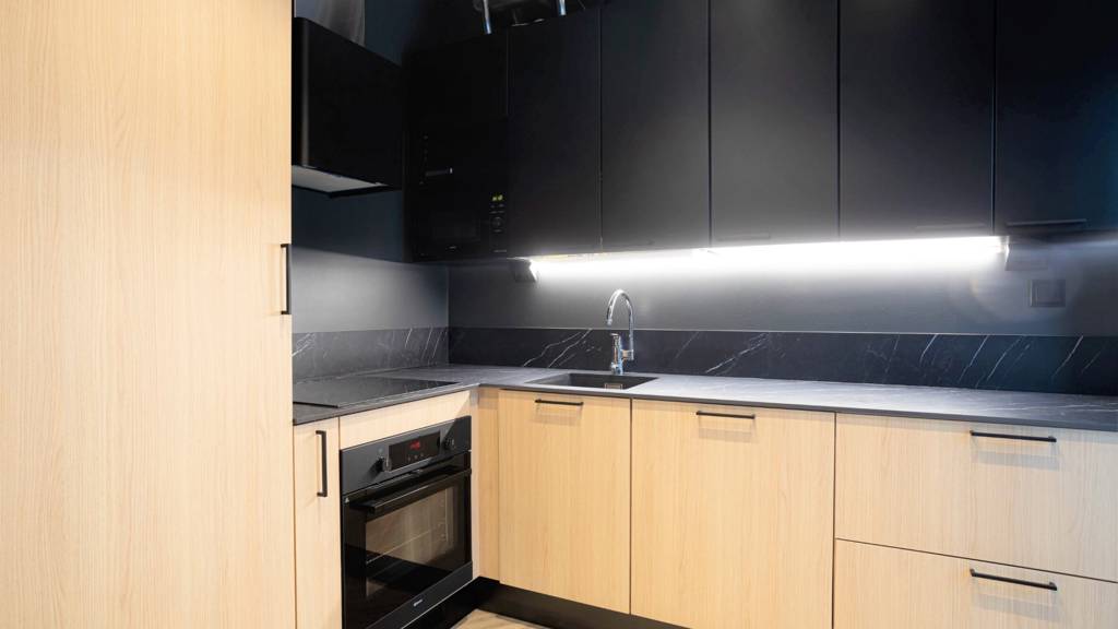 yläkerran keittiö Kolmenkulmantie 10