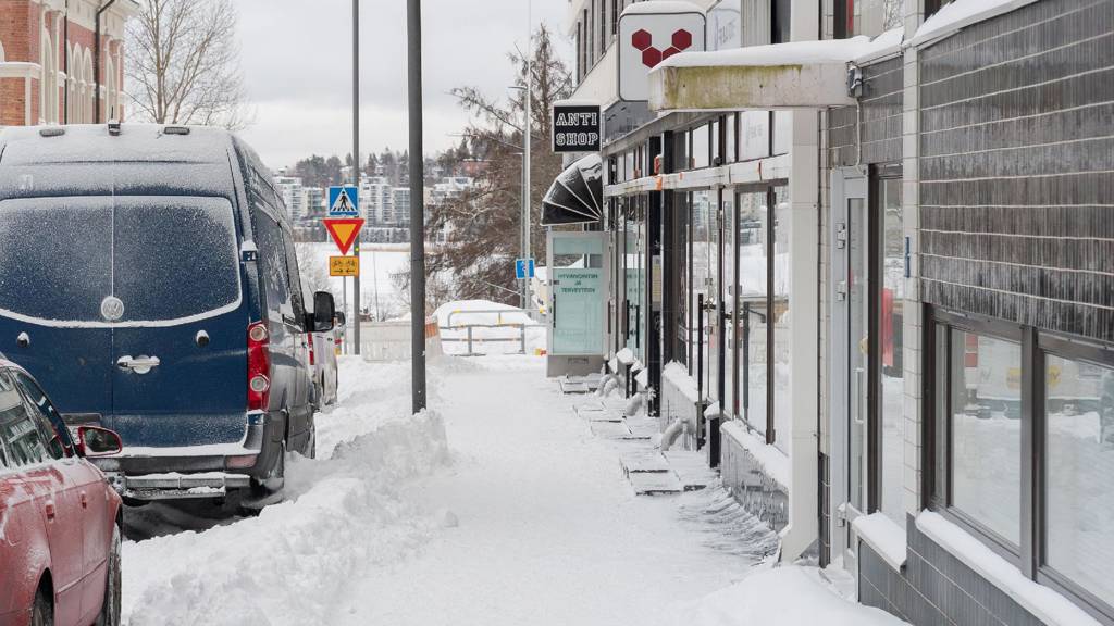 Kadunvarressa pysäköintitilaa aivan liikkeen edessä Gummeruksenkatu 5