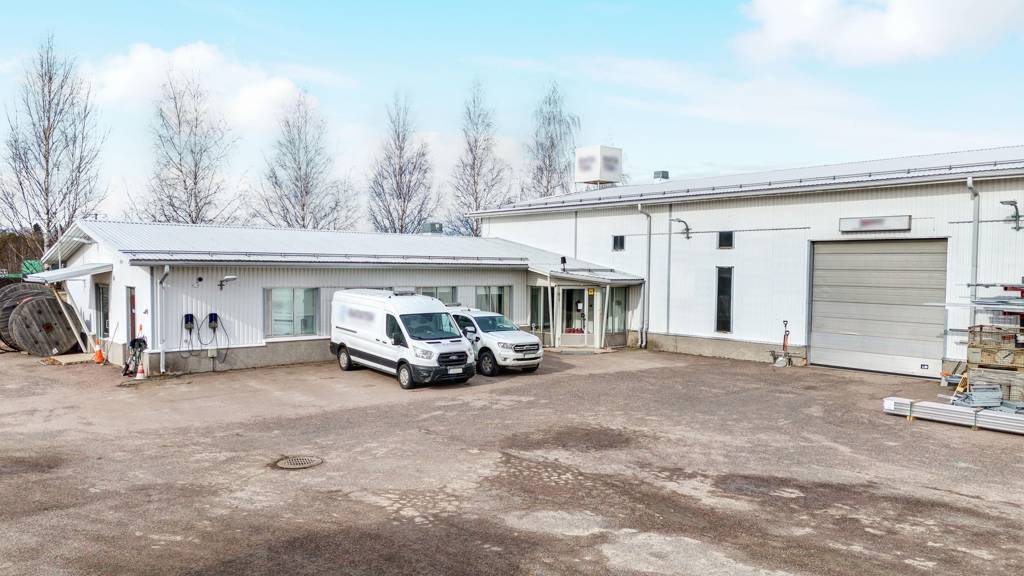 Suuri asfaltoitu piha-alue Alhonniituntie 4