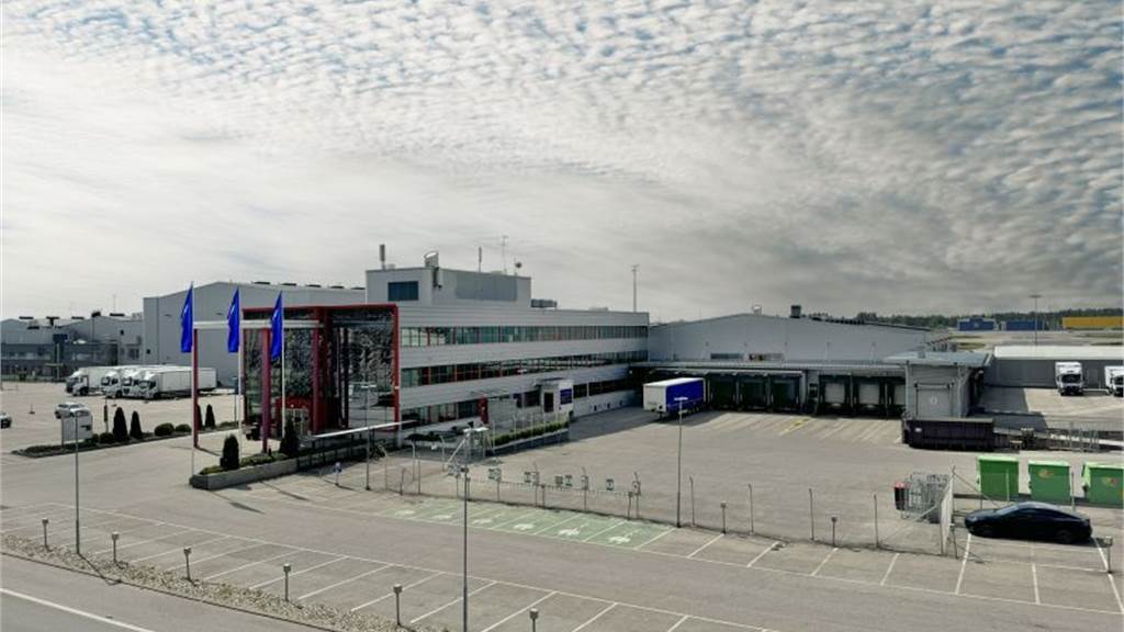 Julkisivu Tullimiehentielle päin Tullimiehentie 10