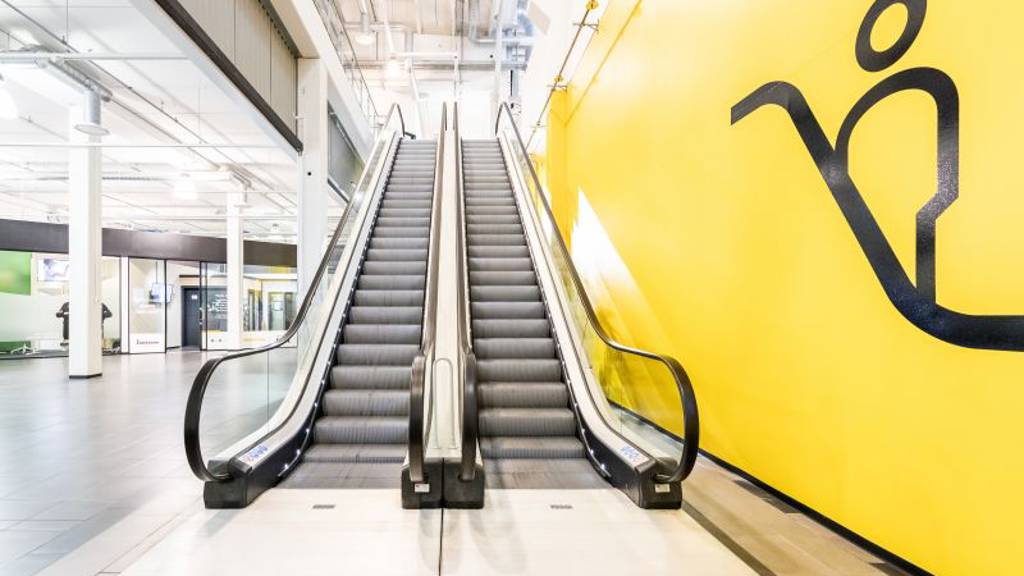 Liukuportaat toiseen kerrokseen Leväsentie 2