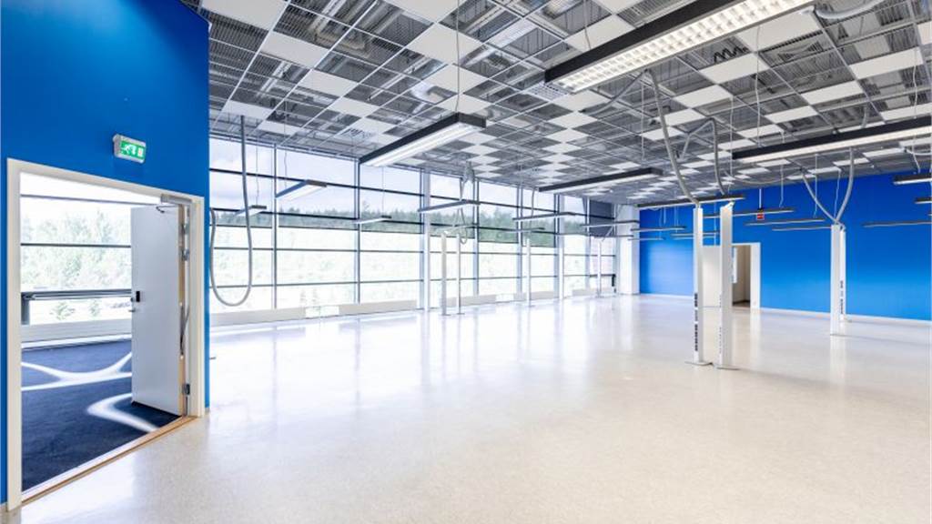 Avara tila josta näkymät Leväsentielle Leväsentie 2