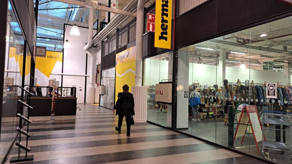 Kauppakäytävältä kuvaa Leväsentie 2