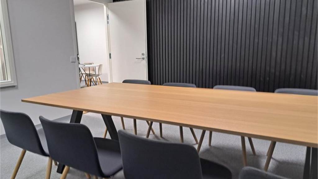 Vuokralaisten yhteinen kokoustila Leväsentie 2