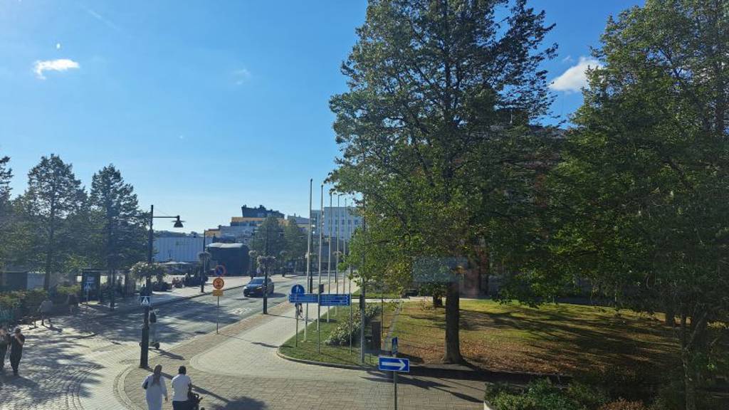 Maisema torilla ja puistoon Puijonkatu 27