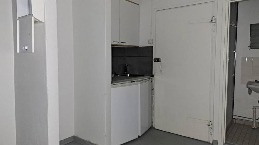 Alakerran keittiö ja wc-tila Puijonkatu 37