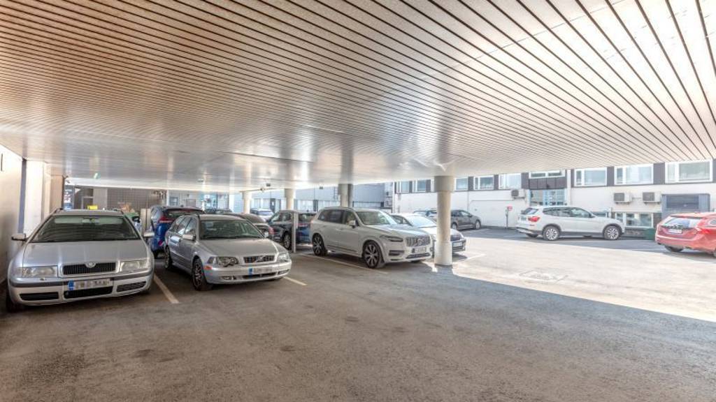 Sisäpiha autopaikat Yliopistonkatu 28