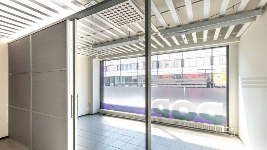 Neuvottelutilan ikkunat Asemakadulle Yliopistonkatu 32