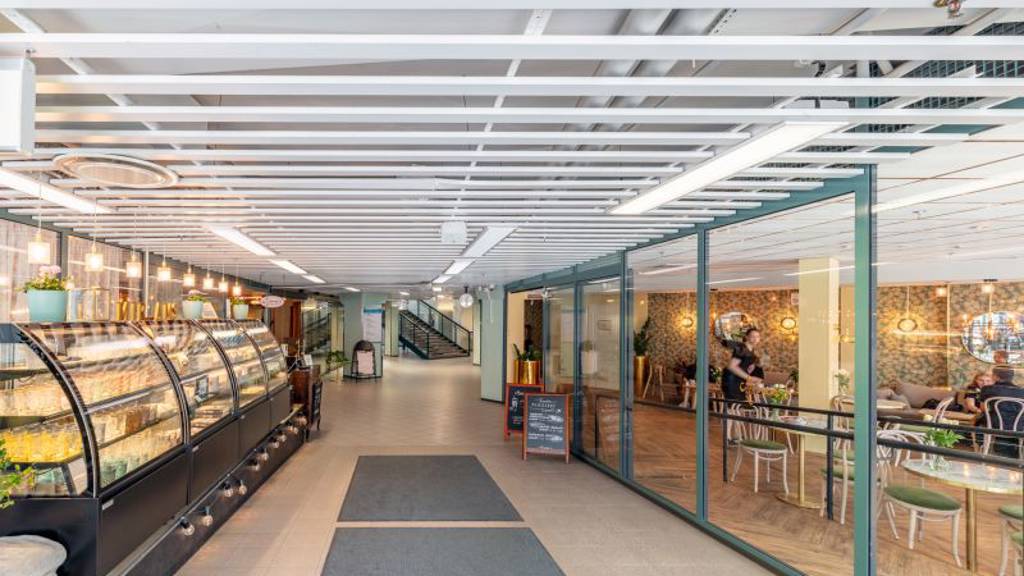 Kahvila Miriams`s Torikulman sisääntulossa Asemakadultta Yliopistonkatu 32