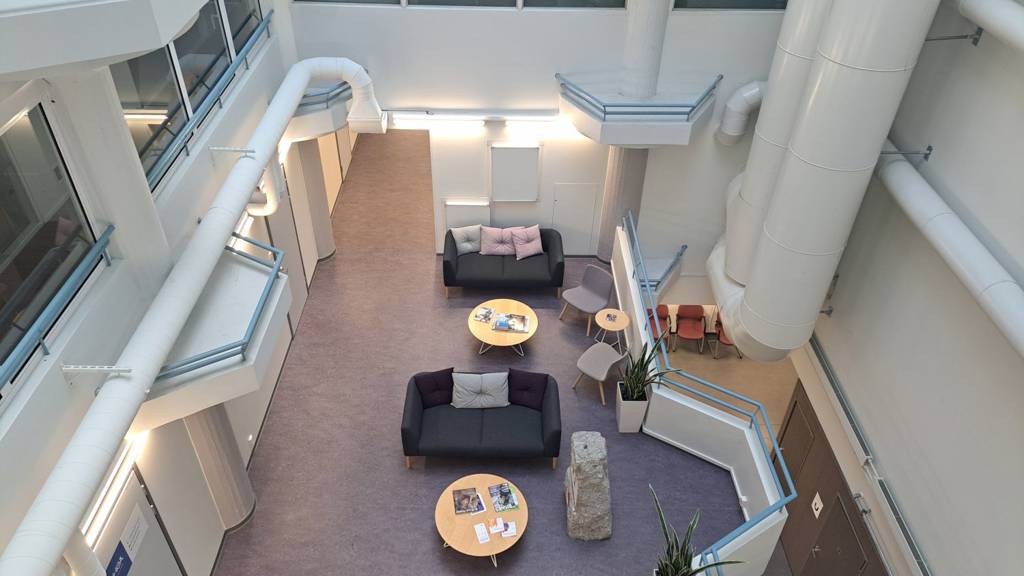 Näkymä 2 kerroksen oleskelutilaan keskialueelle Kirkkokatu 1