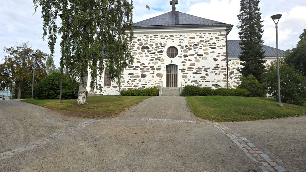 Tuomiokirkko rakennusta vastapäätä Vuorikatu 20